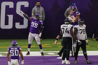 Pair of Former Vikings Linemen Sign Elsewhere, Get a Shot at Playoff Push