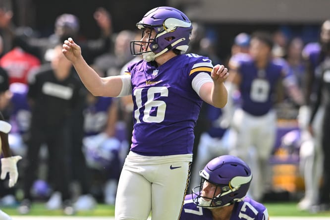 NFL: San Francisco 49ers at Minnesota Vikings