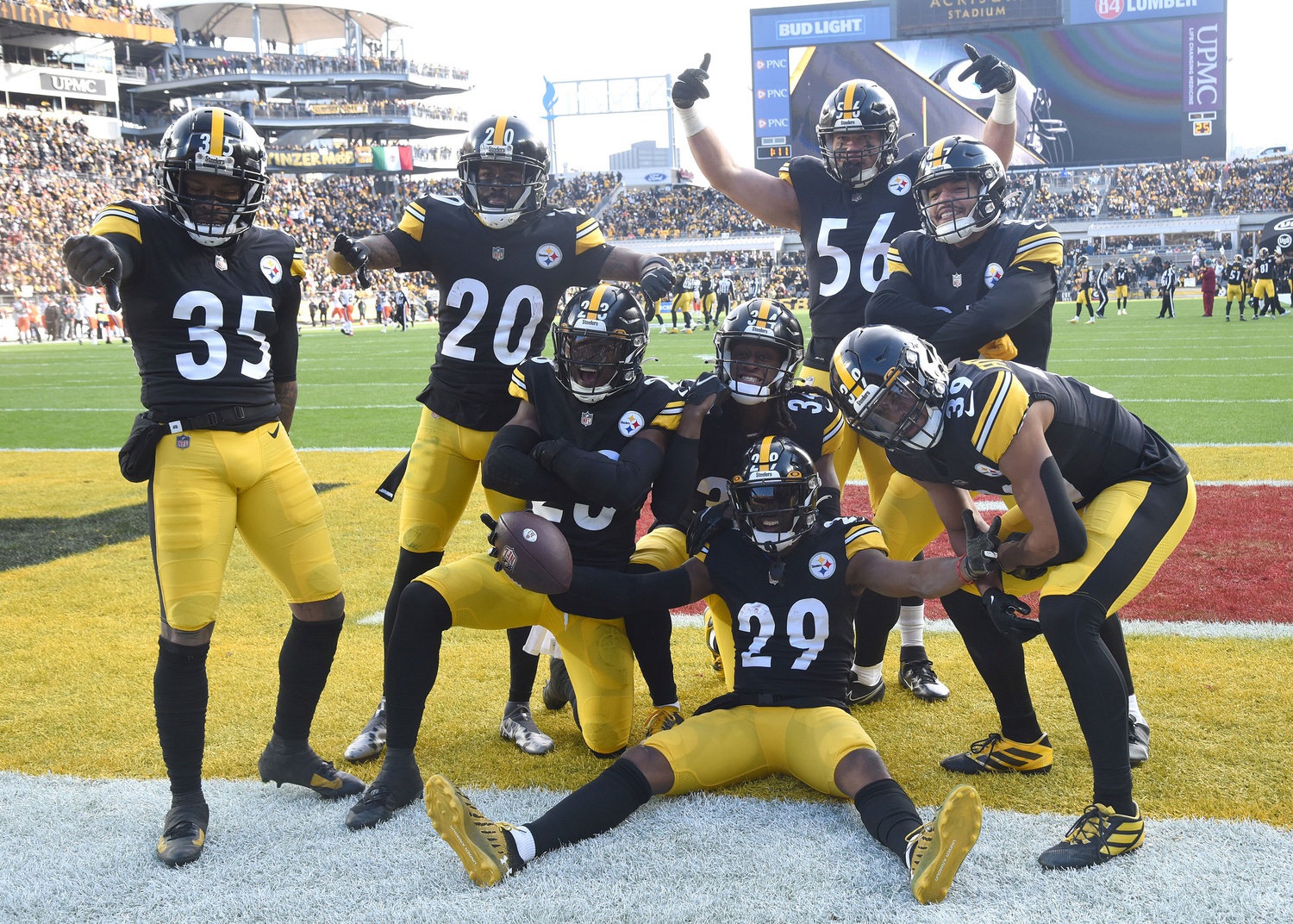 Pittsburgh Steelers linebacker Devin Bush (55) warms up with the