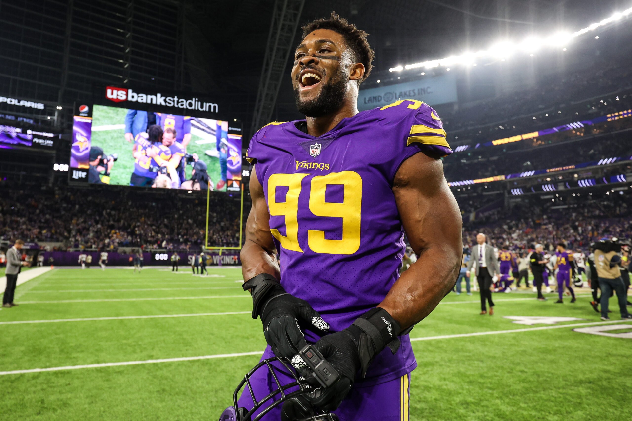 Minnesota Vikings' Danielle Hunter sacks Green Bay Packers' Aaron Rodgers  during the second hal …