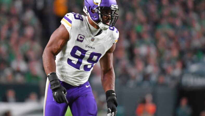 Report: Vikings' Hunter to hold out of mandatory minicamp